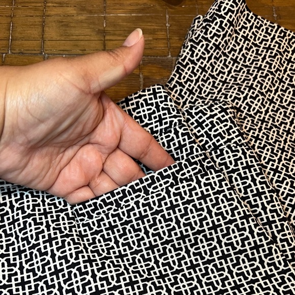 Counterparts Capris Monochrome Geometric Pants - Picture 11 of 11